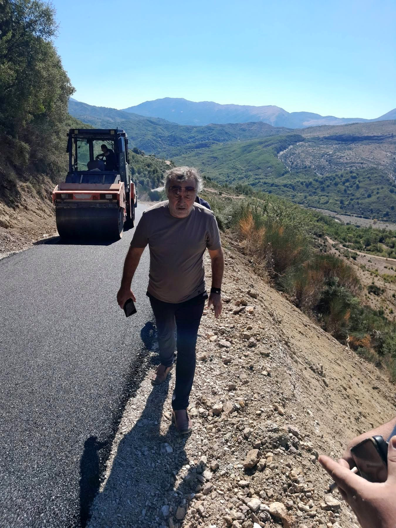 Ασφαλτόστρωση του δρόμου προς τη Γριάζδανη