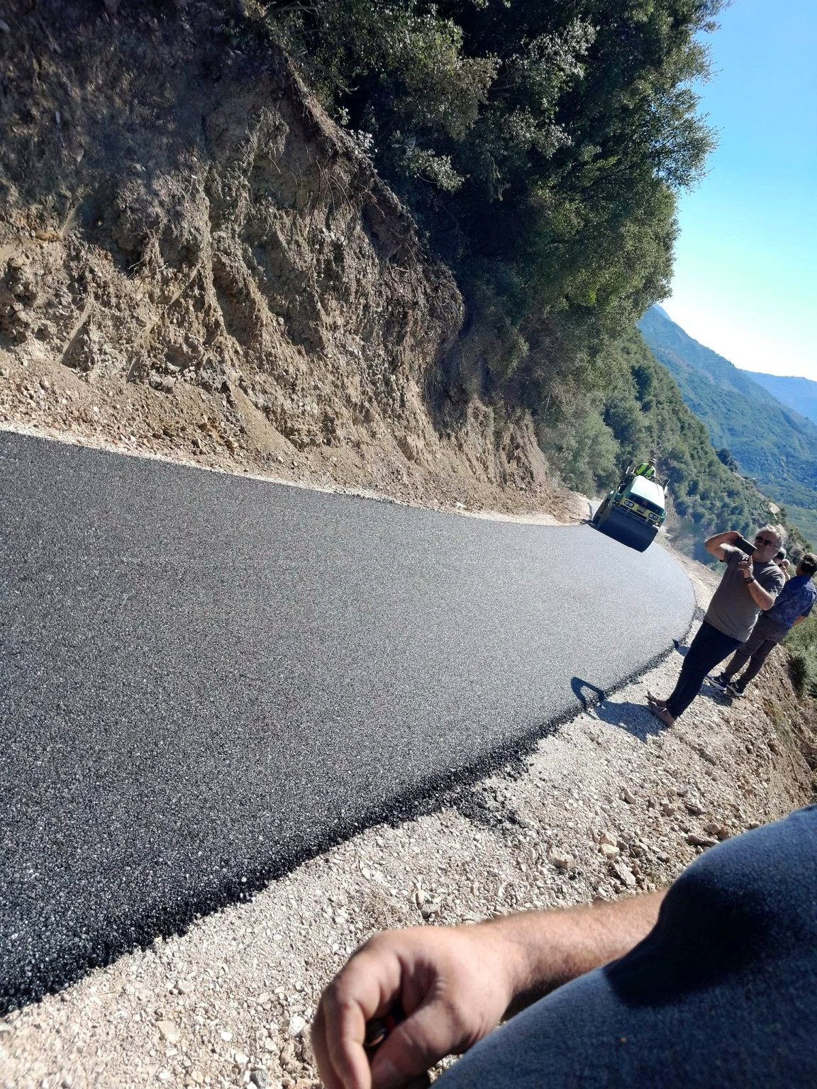 Ασφαλτόστρωση του δρόμου προς τη Γριάζδανη — φωτογραφία 2