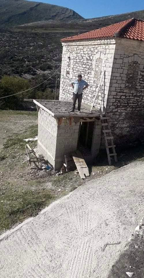 Δημόσια τουαλέτα στην πλατεία — φωτογραφία 2