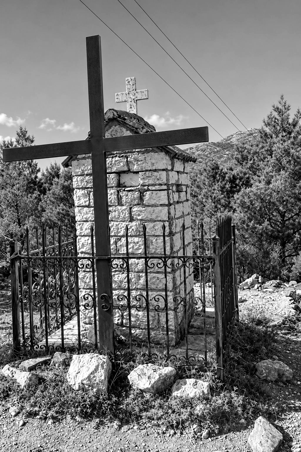Πέτρινο προσκυνητάρι σε ασπρόμαυρο
